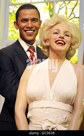 Ein Marilyn Monroe Wachsfigurenkabinett wünscht einer Figur von US-Präsident Barack Obama vor dem 48. Geburtstag des Präsidenten morgen im Madame Tussauds in London alles gute zum Geburtstag. Stockfoto