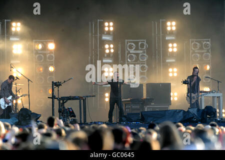 Sonisphere Festival - Knebworth. Nine Inch Nails spielen am zweiten Tag des Sonisphere Festivals im Knebworth live auf der Bühne. Stockfoto