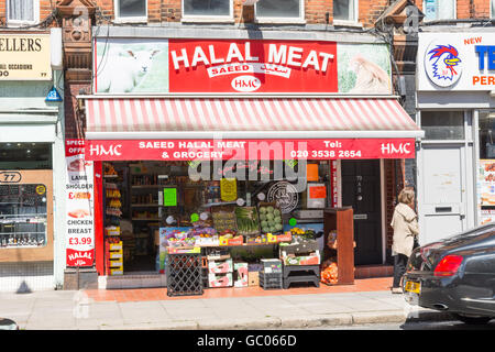 Vorderansicht des Halal-Lebensmittel und Fleisch-Shop in London England mit Produkten, die auf dem Bürgersteig angezeigt zu speichern Stockfoto