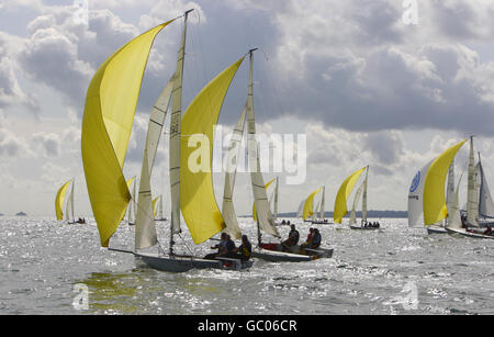 Die Laser SB3 Flotte ist ab ihrem Start am dritten Tag während der Cowes Week auf der Isle of Wight im Wind. Stockfoto