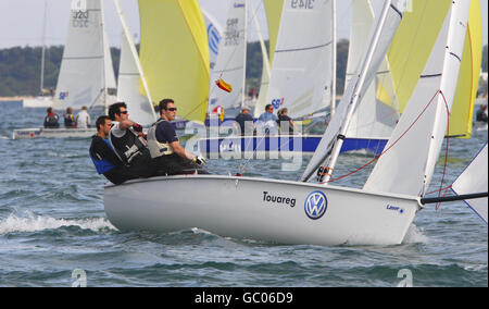 Segeln - Cowes Week - Tag drei - Isle of Wight. Die Laser SB3-Flotte ist ab ihrem Start am dritten Tag während der Cowes Week auf der Isle of Wight windstill. Stockfoto