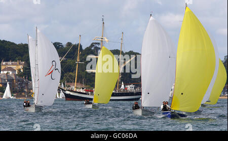 Die Laser SB3 Flotte ist ab ihrem Start am dritten Tag während der Cowes Week auf der Isle of Wight im Wind. Stockfoto