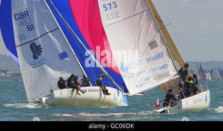 Toe in the Water und Team Baltic Rennen in der J80-Flotte am dritten Tag während der Cowes Week auf der Isle of Wight. Stockfoto