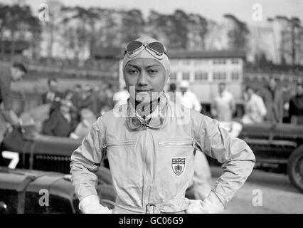 Motorsport - Prince Bira - Brooklands. Prinz Birabongse Bhanutej Bhanubandh, bekannt als Prinz Bira von Siam, in Brooklands. Stockfoto