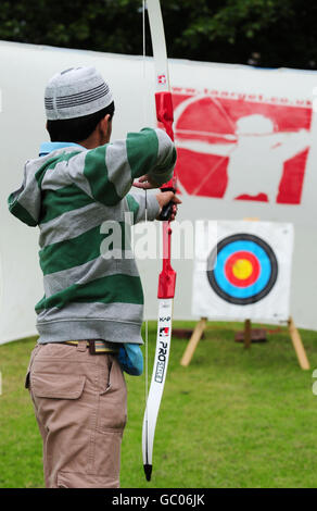 Sport - Bogenschießen Feature - Mirfield Showground. Ein Kind zielt während eines Sports in der Community-Veranstaltung im Mirfield Showground, West Yorkshire. Stockfoto