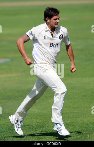 Cricket - Liverpool Victoria County Championship - Division Two - Day One - Surrey V Leicestershire - The Brit Oval. Surrey's Jade Dernbach feiert ein Wicket Stockfoto