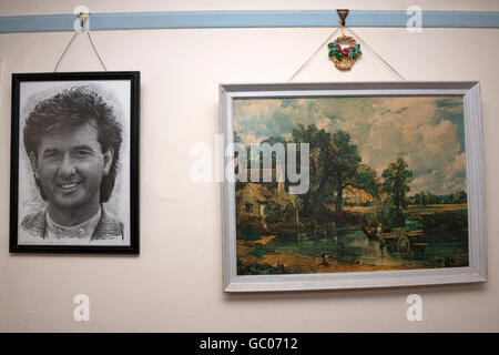 Foto von Country und Western-Sänger Daniel O'Donnell und gerahmten Druck von der Heuwagen des britischen Künstlers John Constable Stockfoto