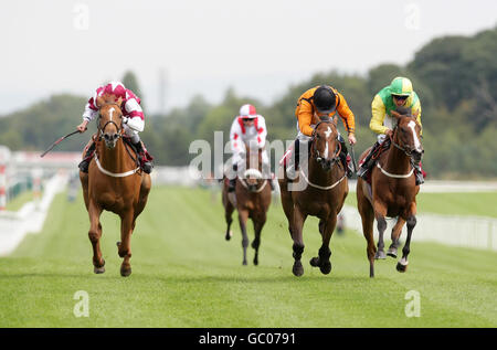 Farmers Wish (zweiter rechts), geritten von Neil Callan, gewinnt die Einsätze der E.B.F Hattons Travel Novice-Stutfohlen von Catbells (links) während des Saints RLFC Raceday auf der Haydock Park Racecourse. Stockfoto