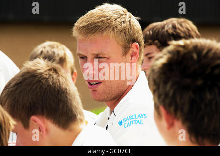 England Cricket Allrounder Andrew Flintoff trifft junge Cricketspieler während seines Besuchs in der Ashville College Cricket Academy, Harrogate. Stockfoto