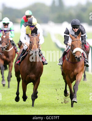 Cyflymder (links) mit Eddie Ahern und Tiger Reigns (rechts) mit Phillip Makin während der Hattons Solicitors Handicap Stakes während des Saints RLFC Raceday auf der Haydock Park Racecourse. Stockfoto