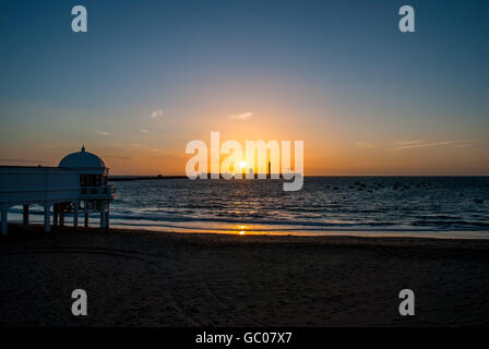 Ansicht der Rettungsschwimmer-Hütte am Strand bei Sonnenuntergang Stockfoto