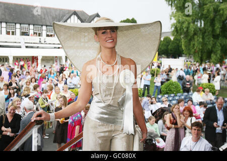 Emir O'Shea Gewinner des Blossom Hill Best Dressed Lady on Blossom Hill Ladies Day während der Dublin Horse Show im RDS, Dublin. Stockfoto