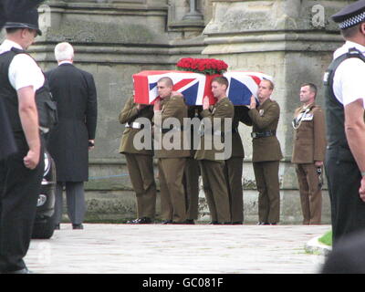 Der Sarg von Harry Patch, dem letzten Mann, der in den Schützengräben des Ersten Weltkriegs kämpfte, wird nach seinem Trauerdienst aus der Kathedrale von Wells getragen. Stockfoto