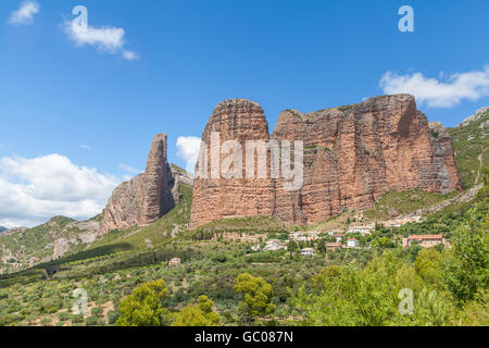 Mallos De Riglos sind die malerischen Felsen in Huesca Provinz in Spanien Stockfoto