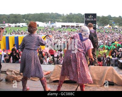 Mitglieder der Öffentlichkeit versuchen, einen neuen Weltrekord für die größte Versammlung von Zombies während des Big Chill Festivals im Eastnor Castle Deer Park in Herefordshire zu setzen. Stockfoto