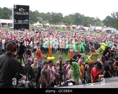 Mitglieder der Öffentlichkeit versuchen, einen neuen Weltrekord für die größte Versammlung von Zombies während des Big Chill Festivals im Eastnor Castle Deer Park in Herefordshire zu setzen. Stockfoto