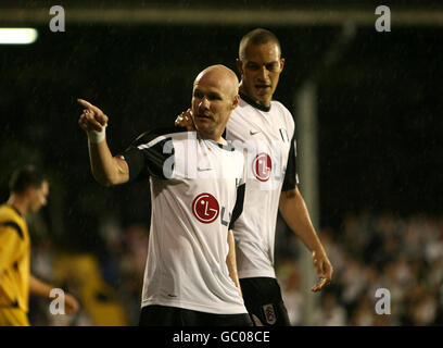 Fulhams Andrew Johnson (links) feiert das zweite Tor seiner Seiten während der Europa League, dritte Runde Second Leg Qualifying Spiel in Craven Cottage, London. Stockfoto