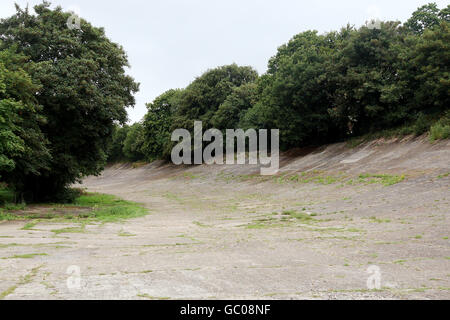 Brooklands Rennstrecke, wie sie heute ist. Es wurde 1907 eröffnet und war der erste eigens gebaute Motorsport-Veranstaltungsort der Welt. Stockfoto