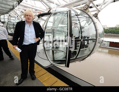 London Bürgermeister Boris Johnson neben einer London Eye Kapsel, wo er heute von Nick Ferrari auf LBC 97.3 Frühstück Show interviewt wurde. Stockfoto