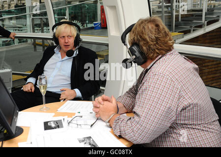 Der Londoner Bürgermeister Boris Johnson wird von Nick Ferrari auf der LBC 97.3 Breakfast Show live in einer Kapsel auf dem London Eye interviewt. Stockfoto