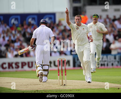 Der australische Peter Siddles feiert das Dickicht des englischen Kapitäns Andrew Strauss beim vierten Test in Headingley, Leeds. Stockfoto