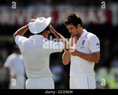 Cricket - The Ashes 2009 - npower Vierter Test - Tag zwei - England gegen Australien - Headingley. Der englische Kapitän Andrew Strauss spricht mit dem Bowler James Anderson (rechts) während des vierten Tests in Headingley, Leeds. Stockfoto