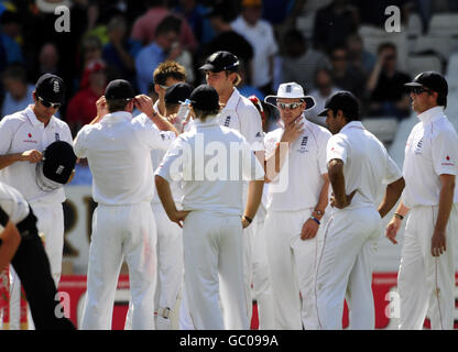 Der englische Kapitän Andrew Strauss trinkt beim vierten Test in Headingley, Leeds, mit dem englischen Team. Stockfoto