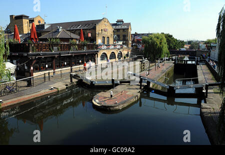 Gesamtansicht des Regent's Canal, Camden Lock, London. Stockfoto