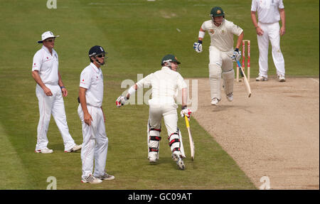 Die Australier Brad Haddin und Marcus North spielen beim vierten Test in Headingley, Leeds, als Engalnd-Kapitän Andrew Strauss und Alastair Cook auf die Plätze schauen. Stockfoto