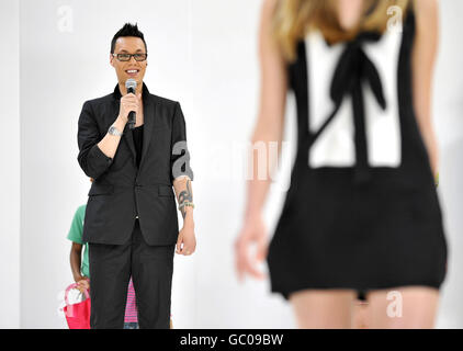 GOK Wan, Gastgeber der London Gatwick Fashion Week, auf dem Laufsteg mit einigen Modellen der Show. Stockfoto