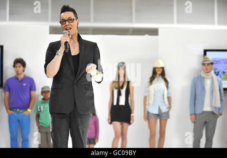 GOK Wan, Gastgeber der London Gatwick Fashion Week, auf dem Laufsteg mit einigen Modellen der Show. Stockfoto