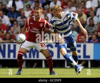 Radoslaw Majewski vom Nottingham Forest (links) und Simon Church Battle von Reading Für den Ball Stockfoto