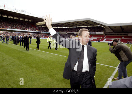 Fußball - Nottingham Forest - Brian Clough Memorial Service. Der ehemalige Kapitän des Nottingham Forest, John McGovern, winkt den Fans zu Stockfoto