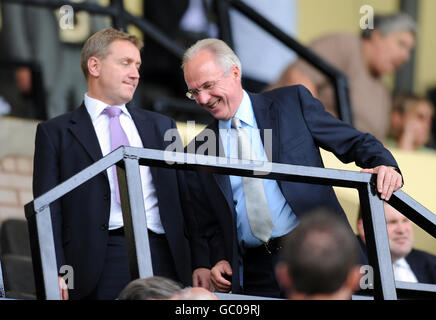 Sven Goran Eriksson (rechts), Fußballdirektor von Notts County, kommt zitternd am Executive Chairman Peter vorbei, als er während des Coca Cola League Two-Spiels in der Meadow Lane in Nottingham seinen Platz für die zweite Halbzeit einnimmt. Stockfoto