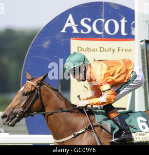 Durch Drücken der Taste überquert Richard Hughes als erster die Linie, um Hughes seinen dritten Gewinner des Treffens zu geben, bei der Michael Page International Shergar Cup Challenge Handicap während des Dubai Duty Free Shergar Cup Day auf der Ascot Racecourse, Bekshire. Stockfoto