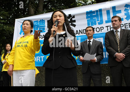 Frau Dongxue Dai wendet sich an Menschen, die sich für den irischen Falun Dafa Verein versammelt haben, während sie vor der chinesischen Botschaft in Dublin einen Protest zum 10. Jahrestag der Verfolgung von Falun Gong in China abhalten. Stockfoto