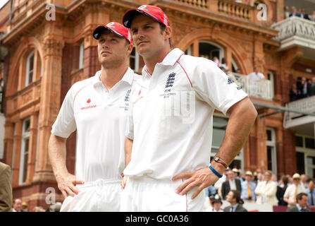 Die Engländerin Andrew Flintoff und Andrew Strauss am fünften Tag des zweiten npower-Test-Spiels in Lord's, London. Stockfoto