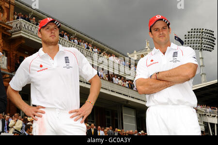 Die Engländer Andrew Flintoff und Captain Andrew Strauss nach dem Sieg über Australien im 2. Test bei Lords. Stockfoto