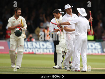 Der Engländer Andrew Flintoff schüttelt die Hand von Kapitän Andrew Strauss (rechts) am fünften Tag des zweiten npower-Test-Spiels in Lord's, London. Stockfoto