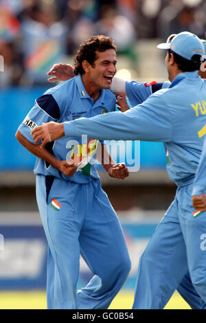 Cricket - ICC Champions Trophy 2004 - Indien - Pakistan. Irfan Pathan, Indien Stockfoto