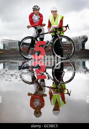 Commonwealth-Medaillengewinnerin James McCallum und Sportministerin Shona Robison markieren den fünfjährigen Countdown zur Eröffnungszeremonie der Commonwealth Games 2014 in Glasgow während eines Besuchs auf dem Gelände des Sir Chris Hoy Velodroms in Glasgow. Stockfoto