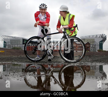Commonwealth-Medaillengewinnerin James McCallum und Sportministerin Shona Robison markieren den fünfjährigen Countdown zur Eröffnungszeremonie der Commonwealth Games 2014 in Glasgow während eines Besuchs auf dem Gelände des Sir Chris Hoy Velodroms in Glasgow. Stockfoto