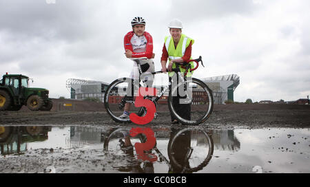 Commonwealth-Medaillengewinnerin James McCallum und Sportministerin Shona Robison markieren den fünfjährigen Countdown zur Eröffnungszeremonie der Commonwealth Games 2014 in Glasgow während eines Besuchs auf dem Gelände des Sir Chris Hoy Velodroms in Glasgow. Stockfoto