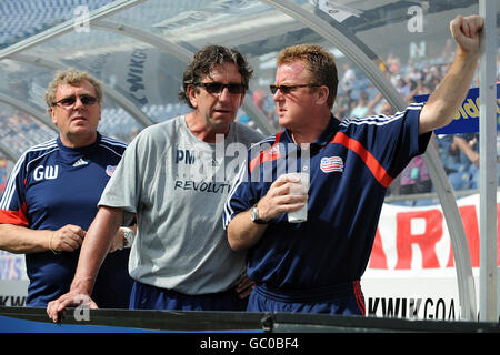 Der Trainer der New England Revolution Steve Nicol (rechts), der stellvertretende Trainer Paul Mariner (Mitte) und der Torwarttrainer Gwynne Williams waren vor dem Start an der Touchline. Stockfoto