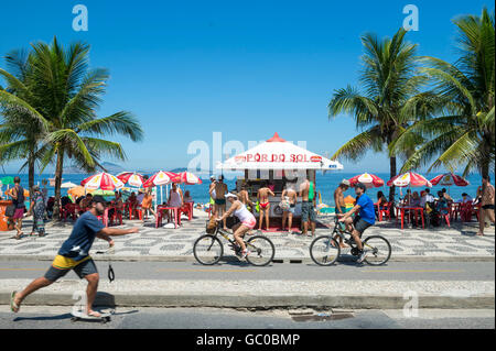 RIO DE JANEIRO - 5. Februar 2016: Radfahrer führt eine typische Strandkiosk auf der Promenade am Strand von Ipanema. Stockfoto