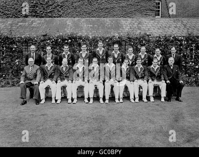 Australien Touring Team: (Hintere Reihe, l-r) Torschütze und Gepäckmeister N Gorman, Ian Craig, Ken MacKay, Jim Burke, Pat Crawford, Peter Burge, Laurie Maddocks, Jack Rutherford, Jack Wilson, ?; (Erste Reihe, l-r) Teamleiter WH Dowling, Ron Archer, Gil Langley, Ray Lindwall, Ian Johnson, Keith Miller, Neil Harvey, Richie Benaud, Colin McDonald, ? Stockfoto