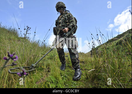 Ein Soldat des 1. Bataillons Royal Welsh fegt seinen Army-Issue-Metalldetektor hin und her, der zur Suche nach improvisierten Sprengkörpern während einer Trainingsübung vor dem Einsatz in Brecon vor ihrer Mission in Afghanistan Anfang Oktober verwendet wird. Stockfoto