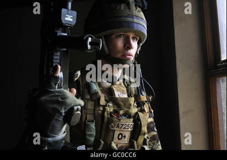Lance Corporal Simon Daw, 22, aus Cardiff vom 1. Bataillon Royal Welsh, abgebildet in einem simulierten Gebäude, das von den Taliban besetzt war, während einer Trainingsübung vor ihrer Mission in Afghanistan Anfang Oktober in Brecon. Stockfoto