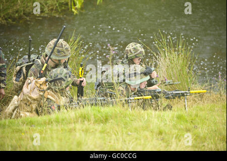 Die Soldaten des 1. Bataillons Royal Welsh schießen in Brecon vor ihrer Mission nach Afghanistan Anfang Oktober während einer Trainingsübung vor dem Einsatz in Brecon unter feindliches Feuer und Rückfeuer. Stockfoto
