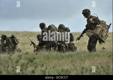 Soldaten des 1. Bataillons Royal Welsh warten auf den Befehl, über die Brecon-Hügel vorzurücken, während sie an einer Trainingsübung vor ihrer Mission in Afghanistan Anfang Oktober teilnehmen. Stockfoto
